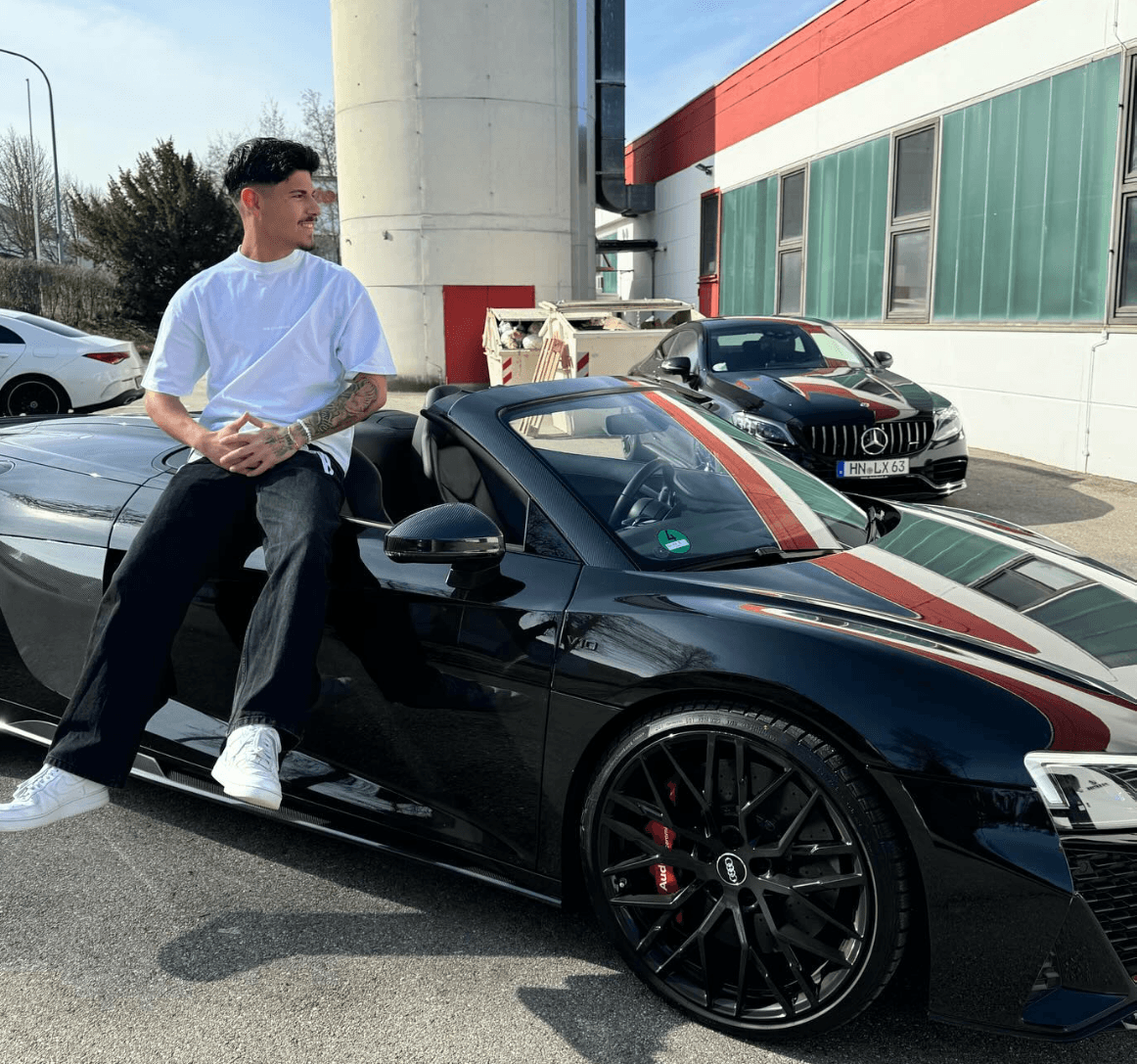 Luca Yilmaz, Gründer von Selfmade Consulting, Schwarzweiß-Porträt